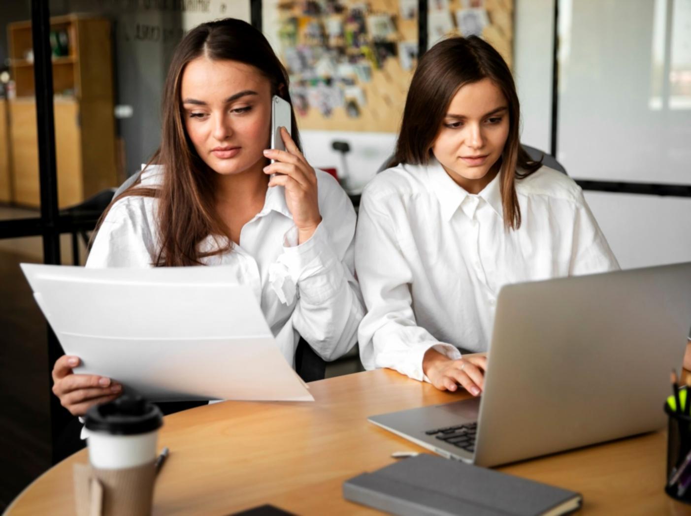 Entrepreneurs travaillant sur des stratégies digitales dans un environnement collaboratif moderne